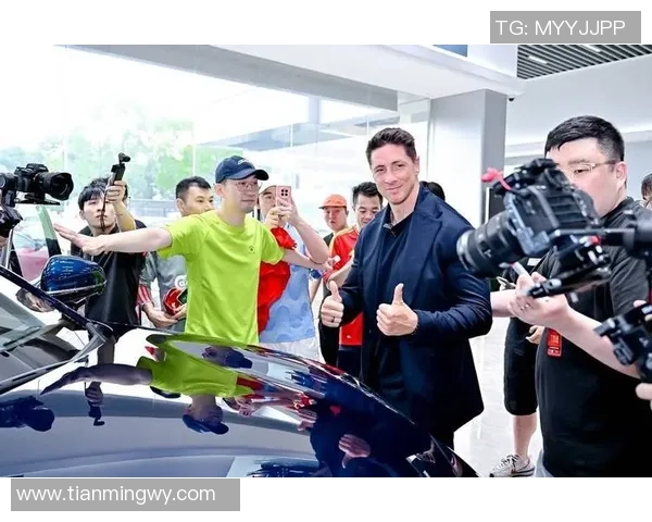 足球明星齐聚游艇豪华合影展现运动魅力与友谊的完美结合