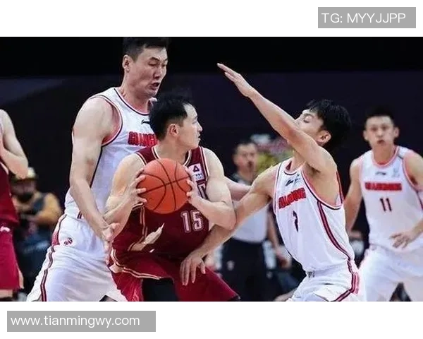 广州足球队以91分稳居联赛积分榜首位展现强劲实力 广州足球队以91分稳居联赛积分榜首位展现强劲实力